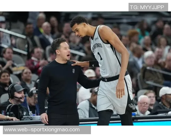 米奇约翰逊谈文班缺席对球队影响坚持原则不变的决心与信念